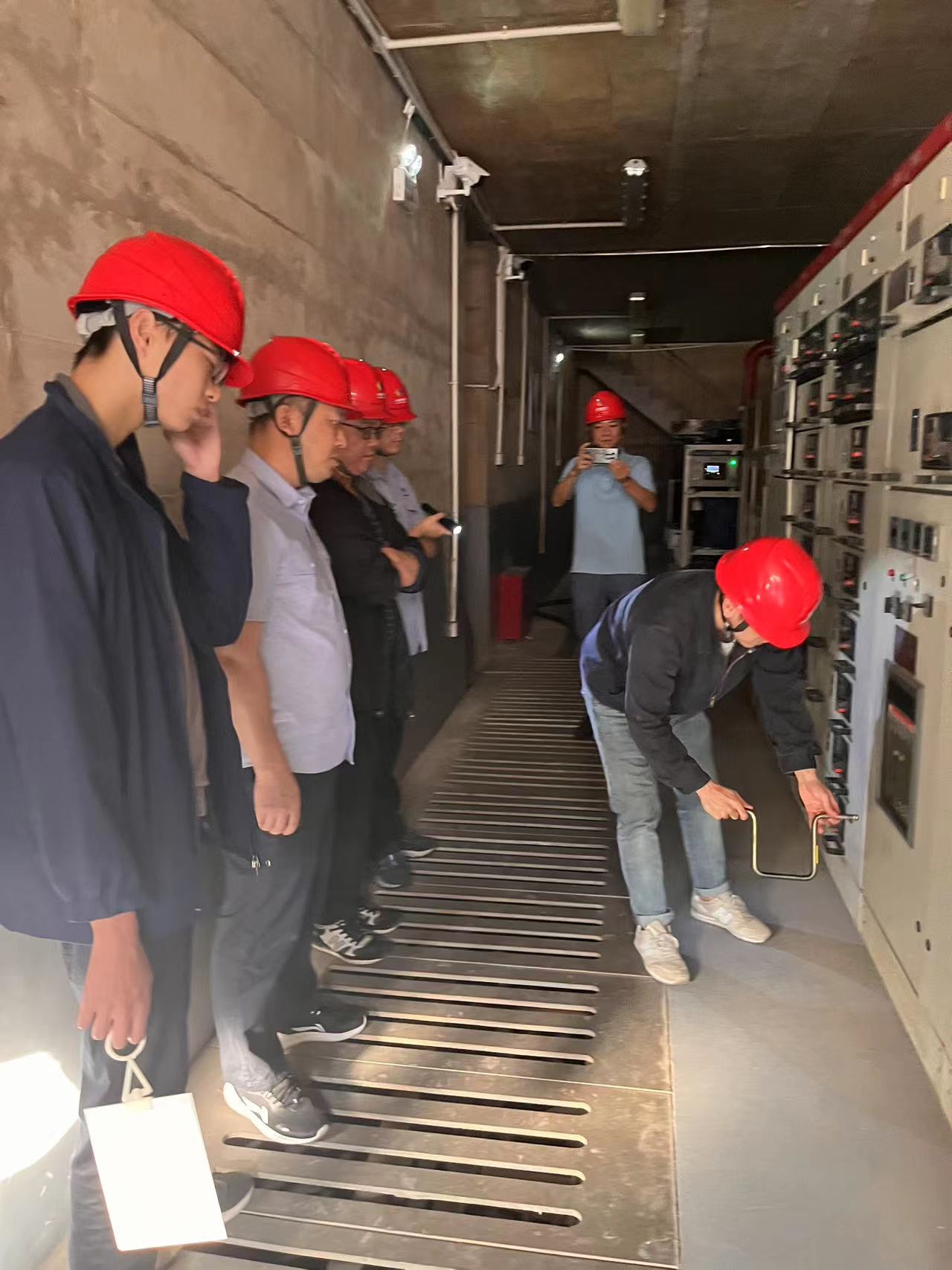 發(fā)電部人員正在進(jìn)行“弧門配電室失壓啟動柴油發(fā)電機(jī)開啟弧門”實(shí)操演練.jpg